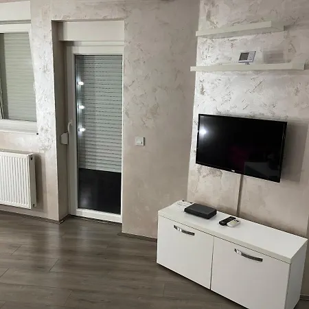 Apartment La *