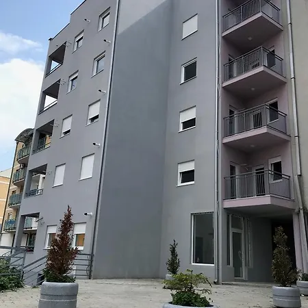 La Apartment *